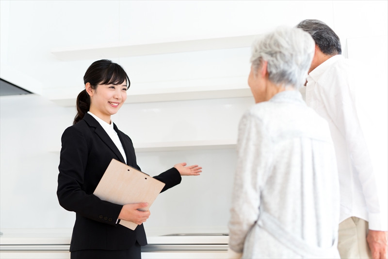 部屋の案内をする女性