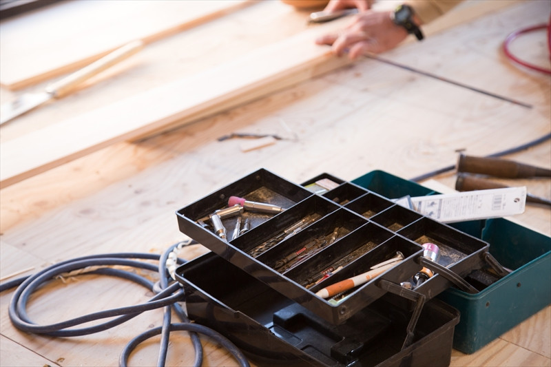 床に置かれた工具箱